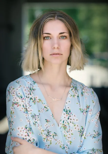 Portret van mooie vrouw met groene ogen. — Stockfoto