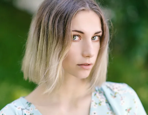 Porträt einer schönen Frau mit grünen Augen. — Stockfoto