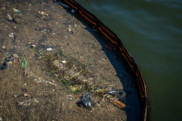 Oil and garbage pollution in the water. — Stock Photo, Image