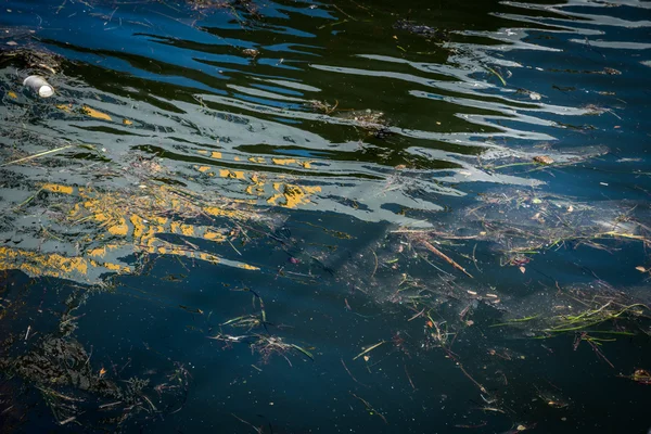 Inquinamento dell'olio e della spazzatura nell'acqua . — Foto Stock