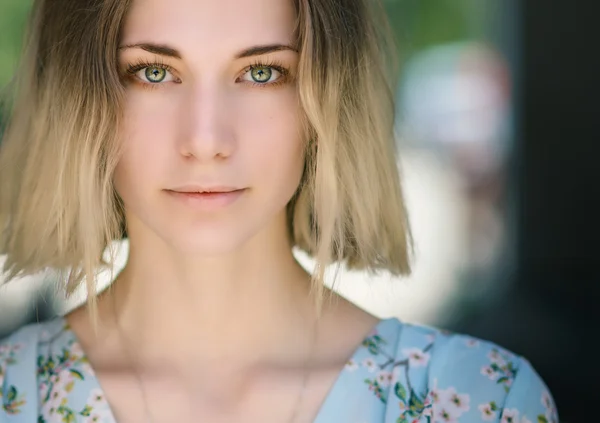 Porträt einer schönen Frau mit grünen Augen. — Stockfoto