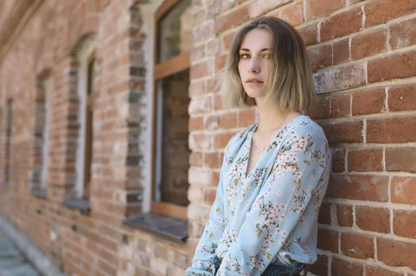 Portret van mooie vrouw met groene ogen. — Stockfoto