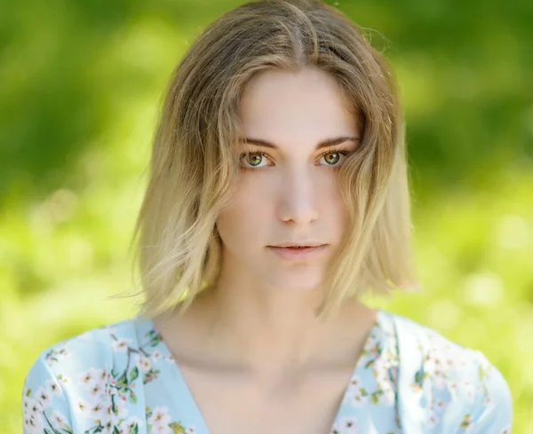 Porträt einer schönen Frau mit grünen Augen. — Stockfoto