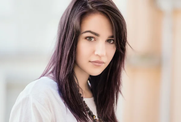 Portrait de belle femme aux cheveux foncés . — Photo