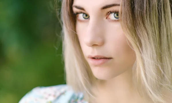 Retrato de mujer hermosa con ojos verdes . —  Fotos de Stock