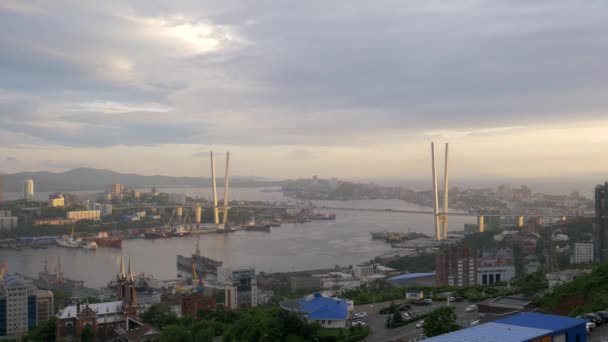 Vladivostok stadsgezicht bij zonsondergang. — Stockvideo