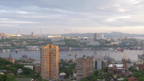 Vladivostok stadsbilden i solnedgången. — Stockvideo