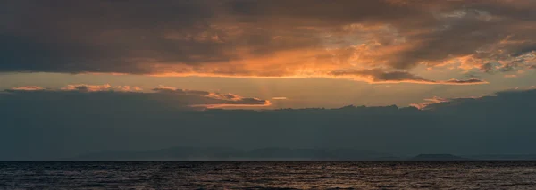 Solnedgång, moln och havet. — Stockfoto