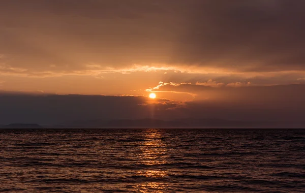 Solnedgång, moln och havet. — Stockfoto