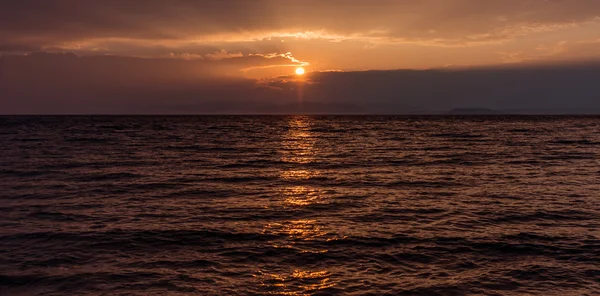 Bulutlar ve deniz günbatımı. — Stok fotoğraf