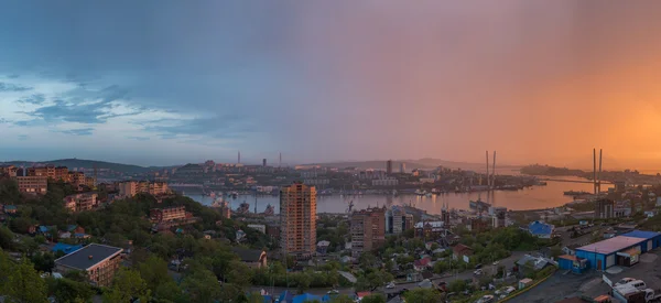 Paisaje urbano, vista al atardecer . — Foto de Stock