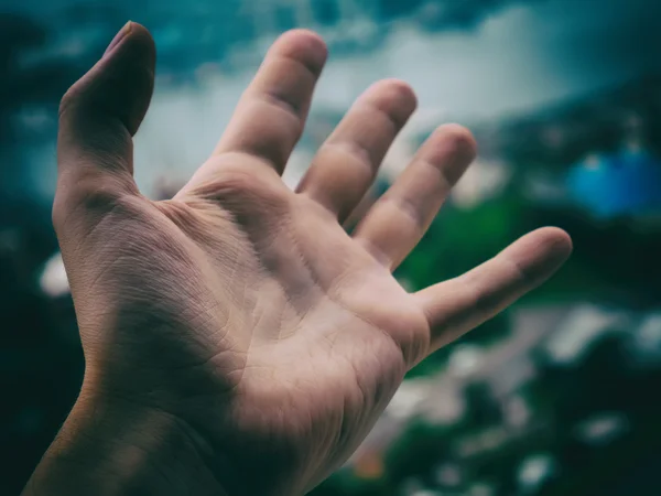 Die Hand eines Mannes, der nach irgendeinem Ort greift. — Stockfoto