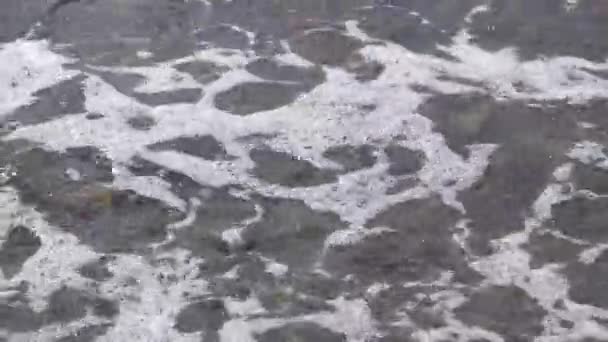 Волны, разбивающиеся о берег моря . — стоковое видео