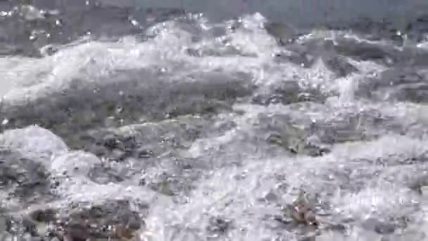 Хвилі падають на берег моря . — стокове відео
