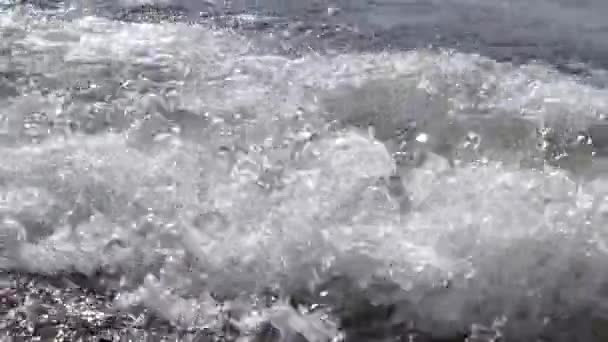 Olas chocando en la orilla del mar . — Vídeos de Stock