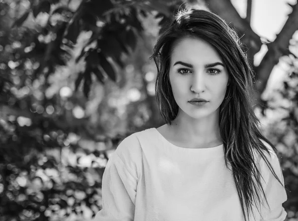 Outdoors portrait of beautiful young woman. — Stock Photo, Image