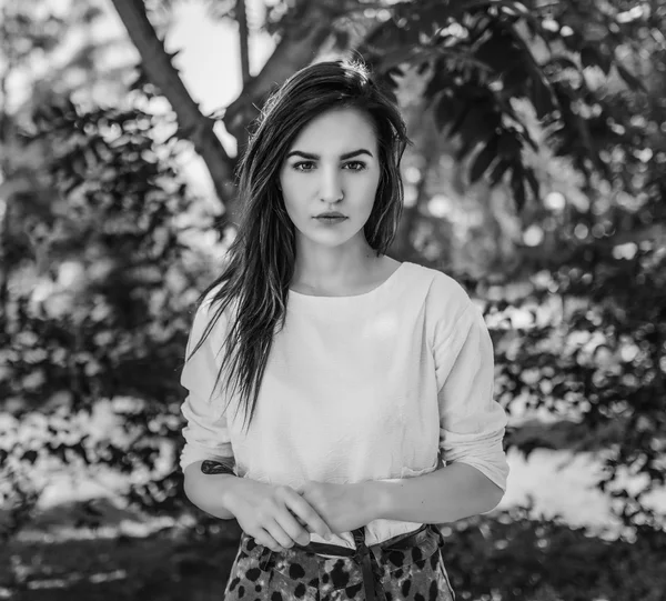 Retrato al aire libre de una hermosa joven. —  Fotos de Stock