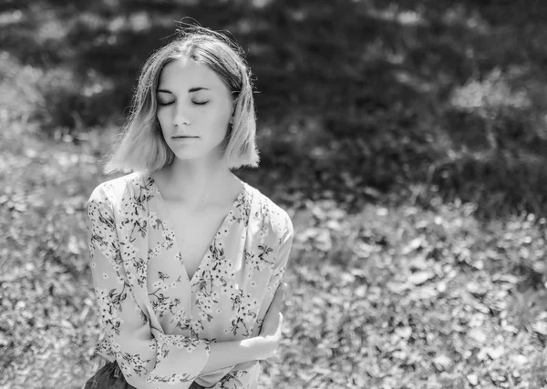 Retrato al aire libre de una hermosa joven. — Foto de Stock