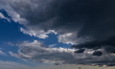 Dramatik gökyüzü. Günbatımı.