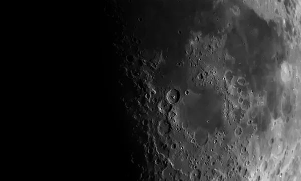 Luna nel cielo buio . — Foto Stock