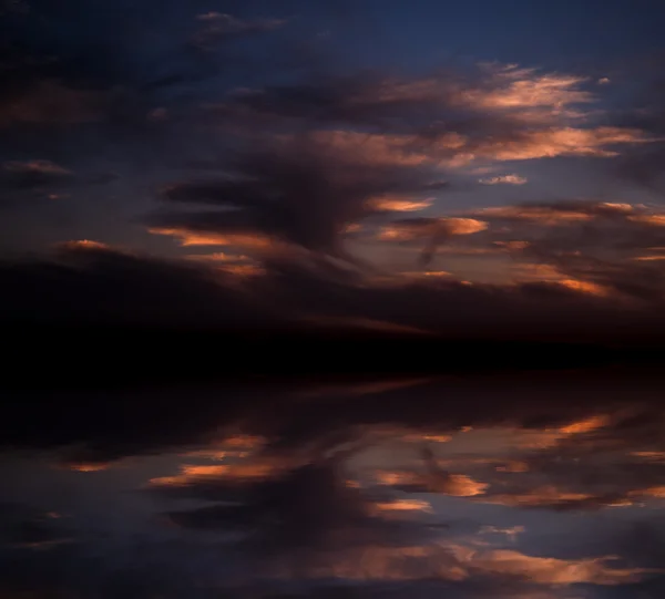 Драматическое небо заката. — стоковое фото