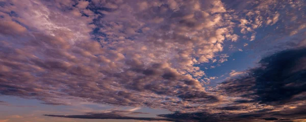 Cielo drammatico tramonto. — Foto Stock