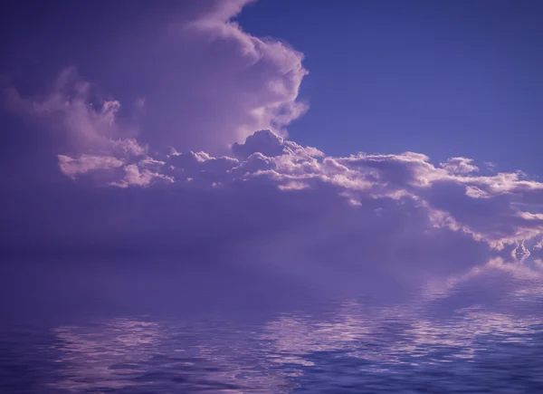 Nuvens refletidas na água. — Fotografia de Stock