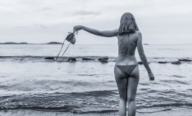 Kumsalda güzel bir kadın.