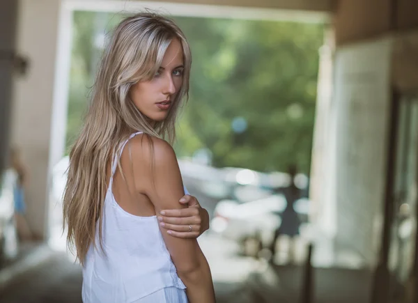 Retrato ao ar livre de bela jovem mulher. — Fotografia de Stock