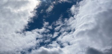 Bulutlu güzel mavi gökyüzü. Doğal arkaplan.