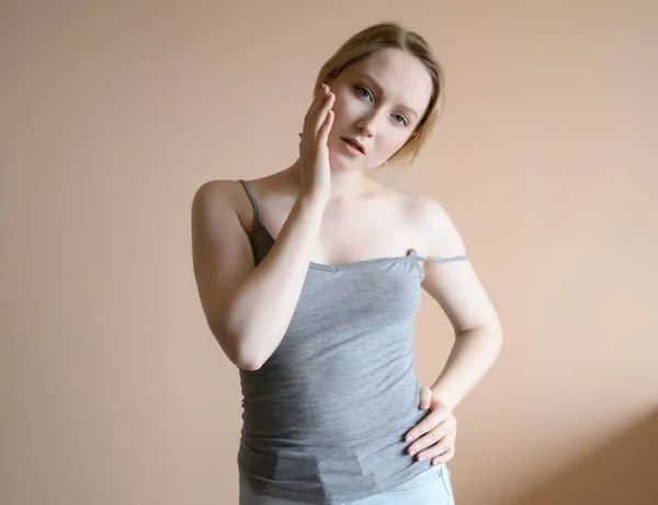 Anmutige Junge Frau Posiert Gegen Beige Wand — Stockfoto