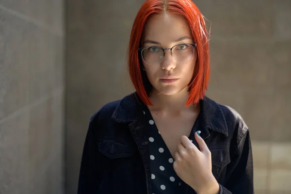 Retrato Mulher Ruiva Bonita Usando Óculos — Fotografia de Stock