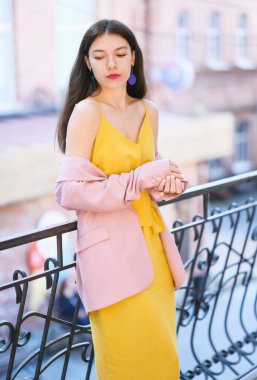 Sarı elbiseli ve pembe ceketli güzel bir kadının sonbahar portresi..