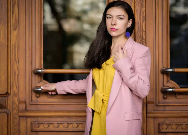 Retrato Otoño Una Hermosa Mujer Vestido Amarillo Chaqueta Rosa — Foto de Stock