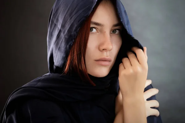 Jovem Mulher Vestindo Hijab Preto — Fotografia de Stock