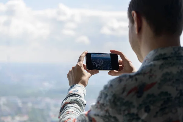 Mladý Muž Fotografuje Panorama Města — Stock fotografie