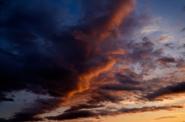 Turuncu bulutlu gün batımı gökyüzü. Doğa arkaplanı.