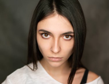 Güzel, genç bir esmerin portresi. Seçici yumuşak odak.