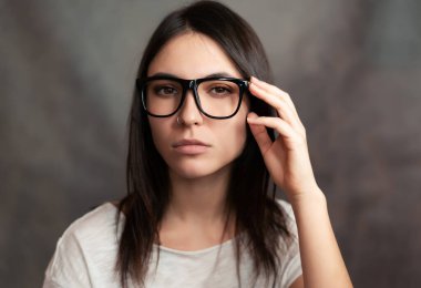 Gözlük takan kadın portresi. Seçici odak.