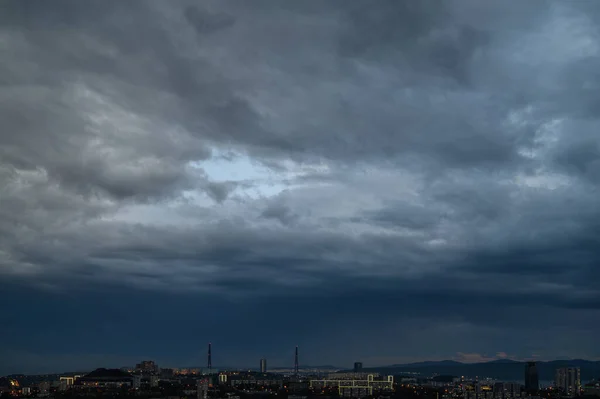Karanlık Karamsar Gökyüzü Olan Şehir Manzarası — Stok fotoğraf