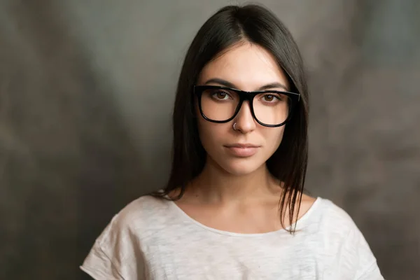 眼鏡をかけた女性の肖像画 選択的焦点 — ストック写真