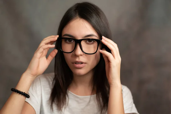 戴眼镜的女人的画像有选择的重点 — 图库照片