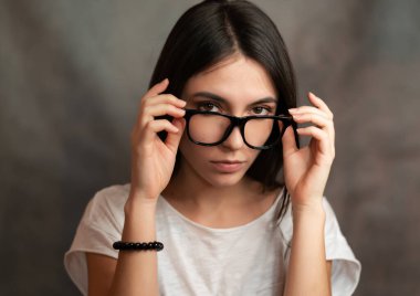 Gözlük takan kadın portresi. Seçici odak.