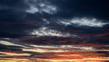 Güzel ve sıcak renkli günbatımı gökyüzü.