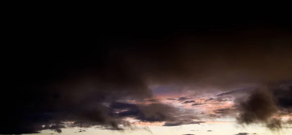 阴云密布的夜空 自然背景 — 图库照片