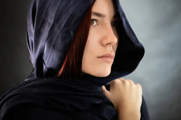 Jovem Mulher Vestindo Hijab Preto — Fotografia de Stock