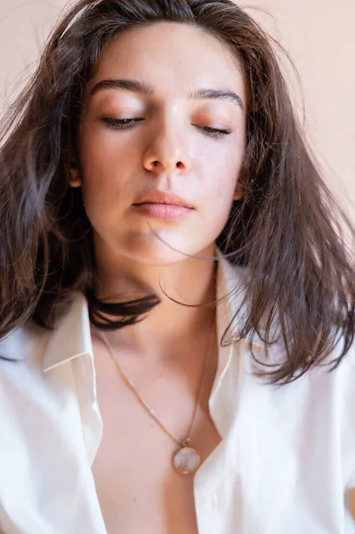 Mooie Jonge Vrouw Poseren Beige Muur Achtergrond — Stockfoto