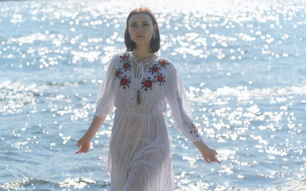 Mujer Joven Vestido Blanco Disfruta Del Mar — Foto de Stock