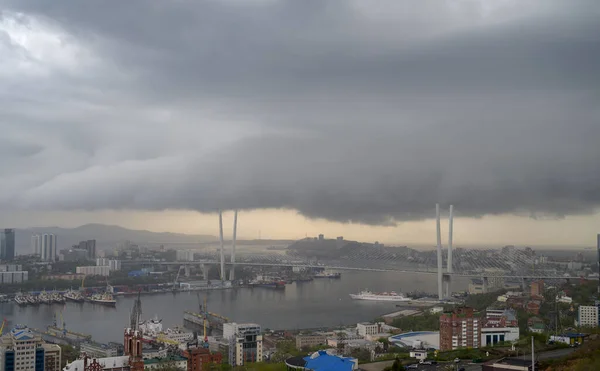 Stadsgezicht Met Donkere Humeurige Lucht — Stockfoto