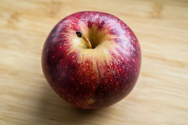 Свіже Червоне Яблуко Дерев Яному Столі Вибірковий Фокус — стокове фото